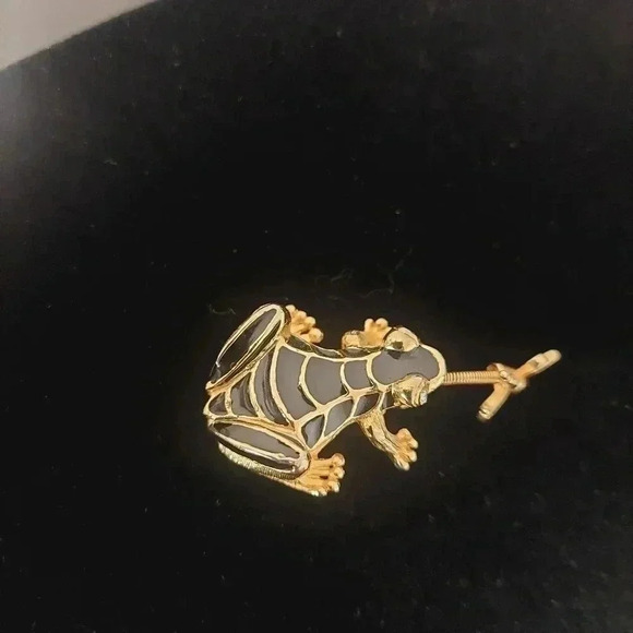 Vintage Black Enamel Rhinestone Gold Tone Frog Catching Dragonfly Brooch Pin - Picture 2 of 6